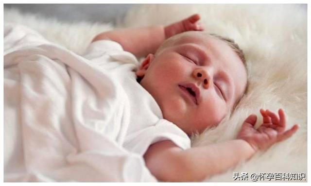 宝宝睡觉时突然会哼哼像哭一样（宝宝晚上睡觉总是憋气）(1)