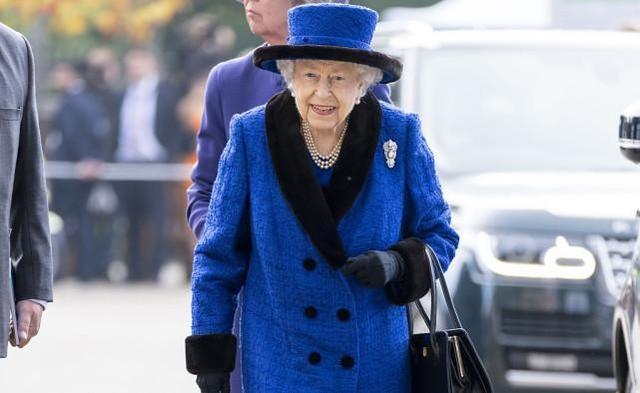 英国女王穿墨绿色大衣（英国女王哪像近百岁的高龄）(2)