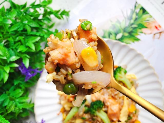 鸡蛋青菜炒饭怎么做好吃（自制杂蔬鸡肉燕麦米炒饭）(2)