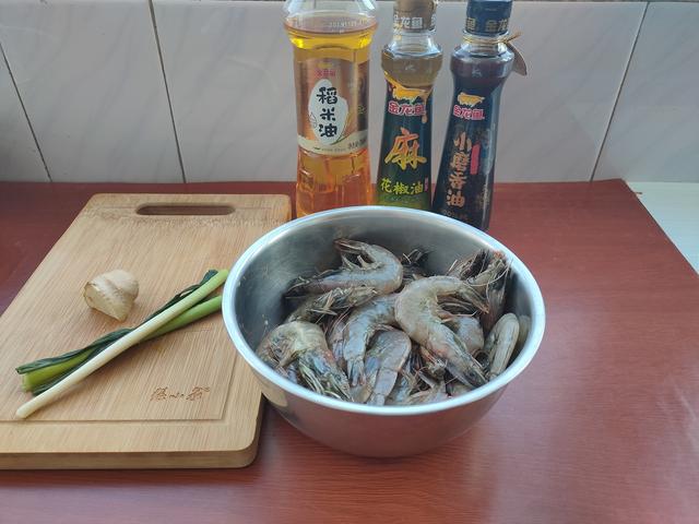 做油焖大虾怎么软化虾壳（教你做最好吃的油焖大虾）