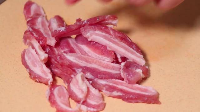 怎样做猪肉酸菜炖粉条（第一次做猪肉酸菜炖粉条）(2)