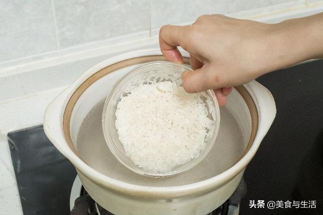 早上煮红豆粥的做法（甜甜的蜜红豆在粥中跳跃）(2)