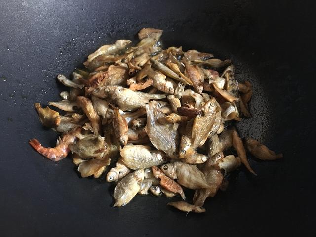 美食腌制小鱼干（100块一斤的小鱼干这样做）(4)