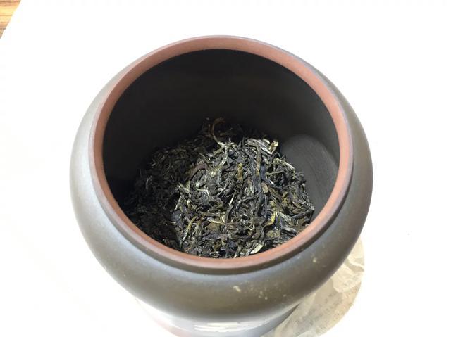 普洱茶杀青提香（普洱茶撬茶入陶罐）(10)