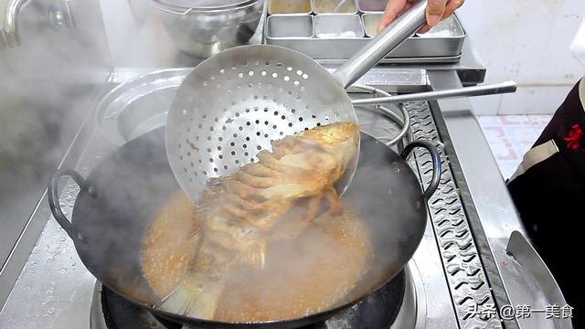 红烧鱼浇汁的方法（红烧鱼调汁是关键）(7)