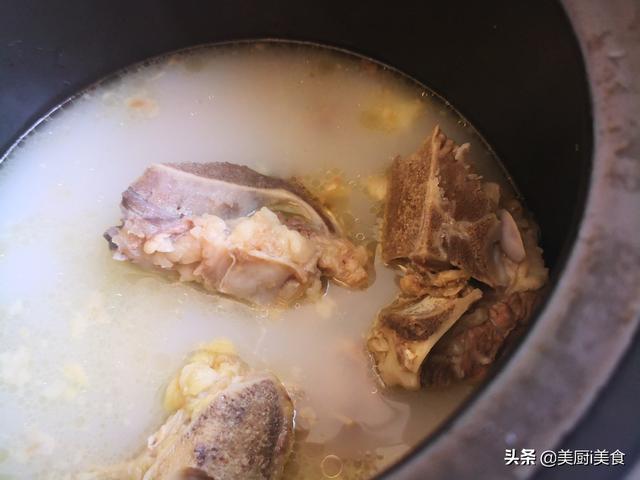 熬牛骨头汤的正确步骤（牛骨头汤怎样才能熬出不腥不腻的奶白汤）(13)