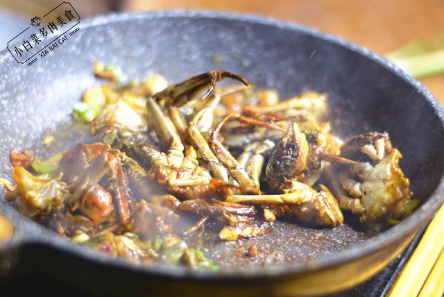 小沟里的螃蟹怎么做才好吃（家庭主妇花8元买了3只螃蟹）(6)