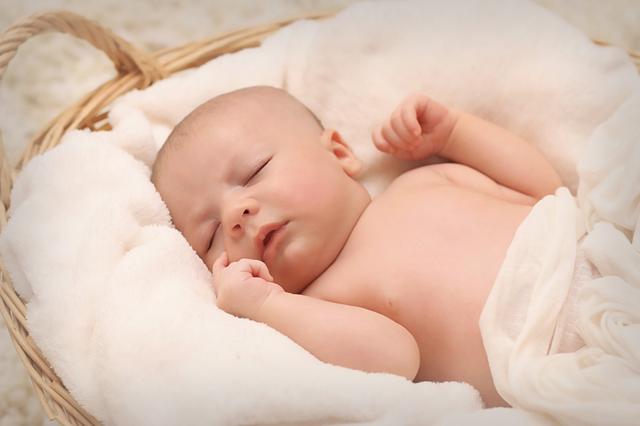 婴儿什么时间枕枕头合适（新生婴儿不能睡枕头）(3)