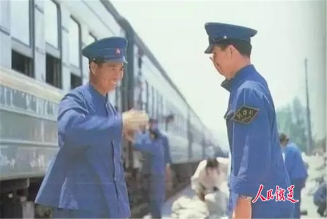 铁路制服的肩章是怎么戴的（铁路制服肩章竟然还有）(3)