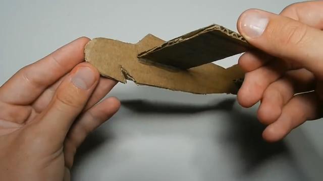 自制玩具纸板做飞机（带你学习如何制作好玩的玩具飞机）(1)