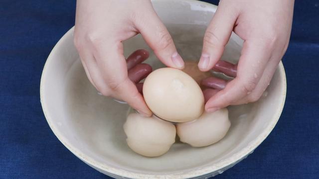 怎样煮鸡蛋能够更好剥壳（鸡蛋别再水煮了）