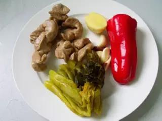 猪大肠搭配酸菜怎样做简单好吃（酸菜炒肥肠的做法）(1)