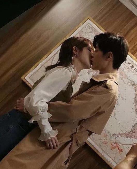 杨颖和井柏然吻戏在电梯里（演员如何拍吻戏）(1)