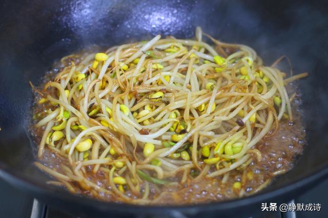 大锅炒黄豆芽怎么炒最好吃（1斤黄豆芽1小撮花椒）(图9)
