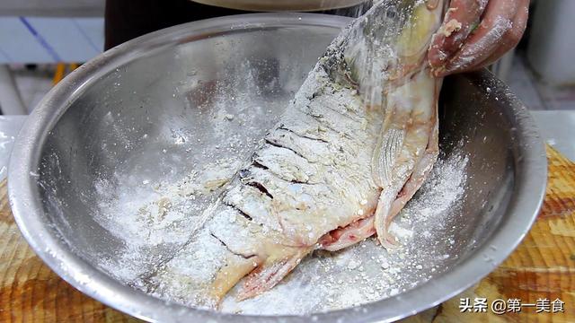 红烧鱼浇汁的方法（红烧鱼调汁是关键）(4)