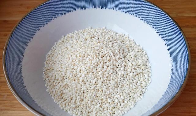 自制米花糖怎么酥脆（把大米倒进油锅里个个爆开花）(3)
