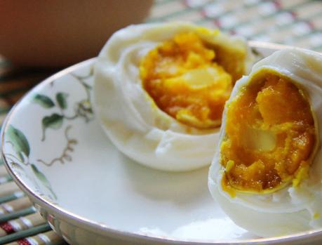 腌熟咸鸡蛋的最简单的方法（70岁奶奶腌咸鸡蛋有窍门）(1)