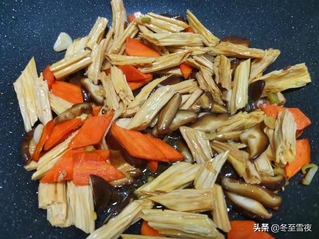 腐竹炒木耳香菇怎么炒 腐竹和香菇天生是一对儿(7)