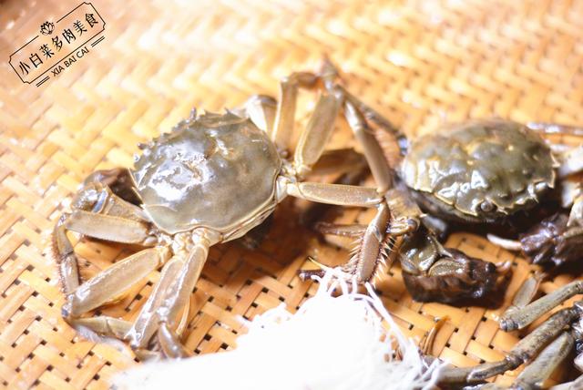 小沟里的螃蟹怎么做才好吃（家庭主妇花8元买了3只螃蟹）(2)