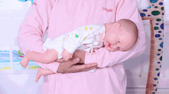 宝宝腹胀的应对方法（6招解决宝宝腹胀问题）(2)