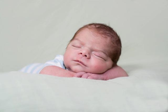 婴儿什么时间枕枕头合适（新生婴儿不能睡枕头）(2)