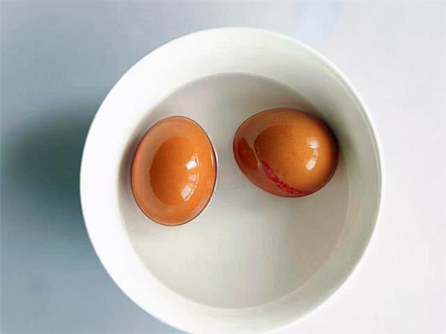 鸡蛋怎么煮才能又嫩又好剥壳（煮水煮蛋多加一样东西）