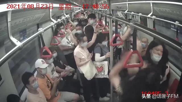 两乘客大打出手乘客劝阻（上海地铁女乘客互殴令人心惊）(1)