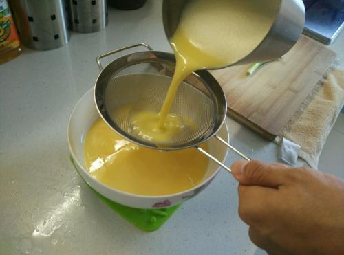 蒸水蛋的正确方法用什么蒸（蒸水蛋如何嫩滑无蜂窝）(4)