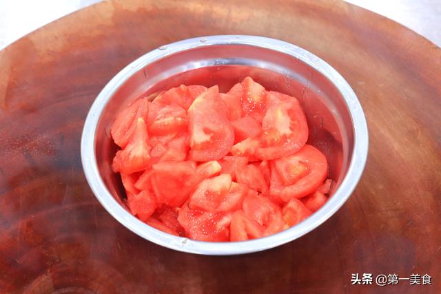 最简单的西红柿炒鸡蛋方法（大厨教你西红柿炒鸡蛋的经典做法）(2)