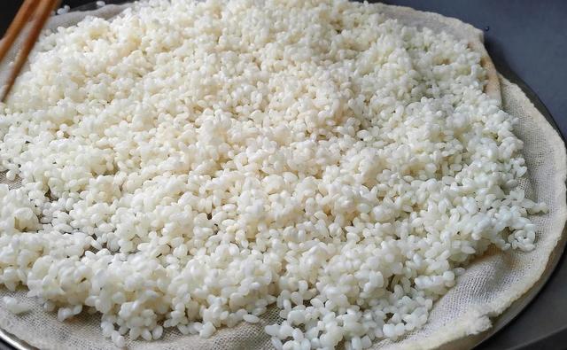 自制米花糖怎么酥脆（把大米倒进油锅里个个爆开花）(7)