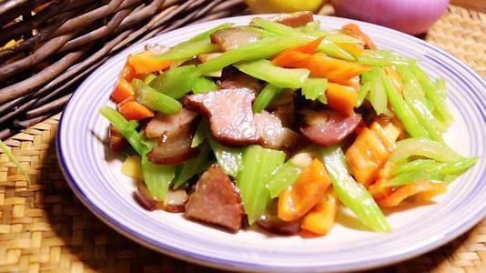 芹菜炒腊肉的家常做法大全窍门（芹菜炒腊肉怎样做才好吃）(2)