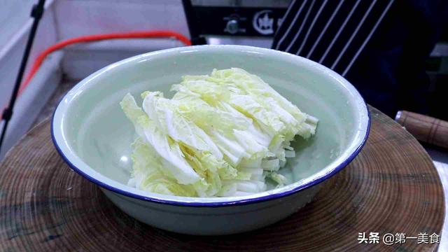 白菜炖粉条这样做好吃到没朋友（教你一道北方下饭菜白菜猪肉炖粉条）(2)