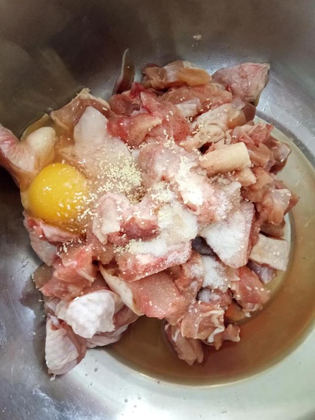 鸡腿肉怎么炸好吃又脆又香（鸡腿肉一腌二炸）(2)