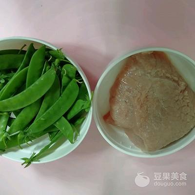 肉丝炒荷兰豆简单又美味（醋肉炒荷兰豆的做法）(2)