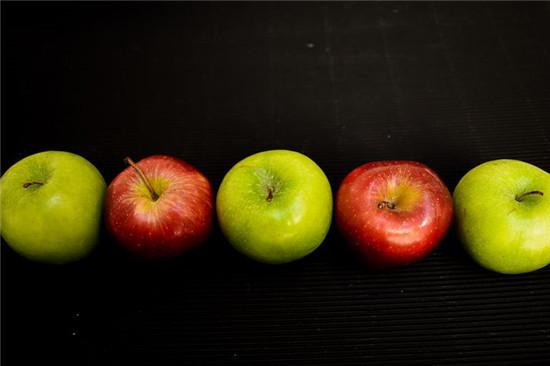 吃苹果是削皮吃好还是不削皮吃好（还在纠结吃苹果时要不要削皮吗）(1)
