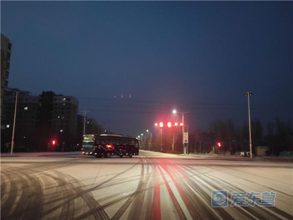 雪后路面结冰千万注意防滑（路面结冰注意行车安全）(2)
