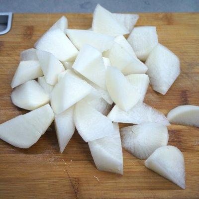 酸白菜炖腔骨怎么做好吃又简单（黯然销魂的脊骨炖萝卜）(7)