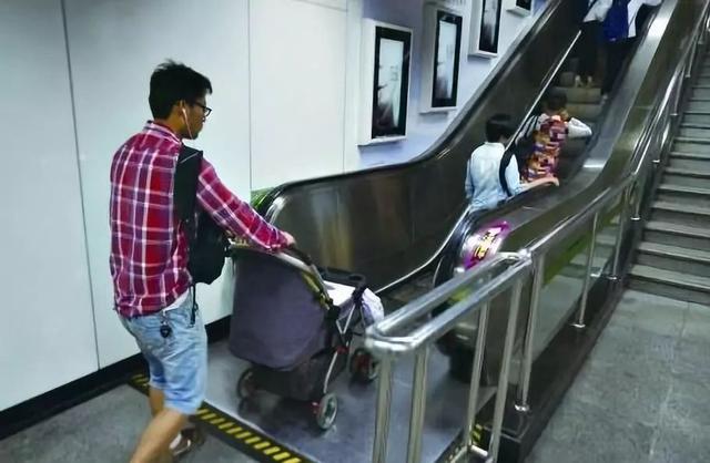 抱小孩坐扶梯有多危险（妈妈用这个动作抱娃乘扶梯）(14)