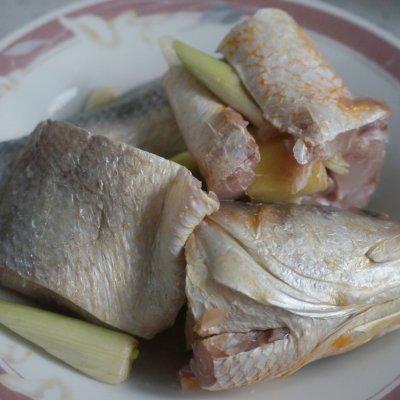 饭店红烧黄花鱼的做法（让你停不下筷子的红烧黄花鱼）(2)