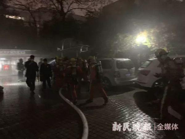 特斯拉回应上海车辆起火事故（上海一特斯拉自燃烧到只剩框架）(1)