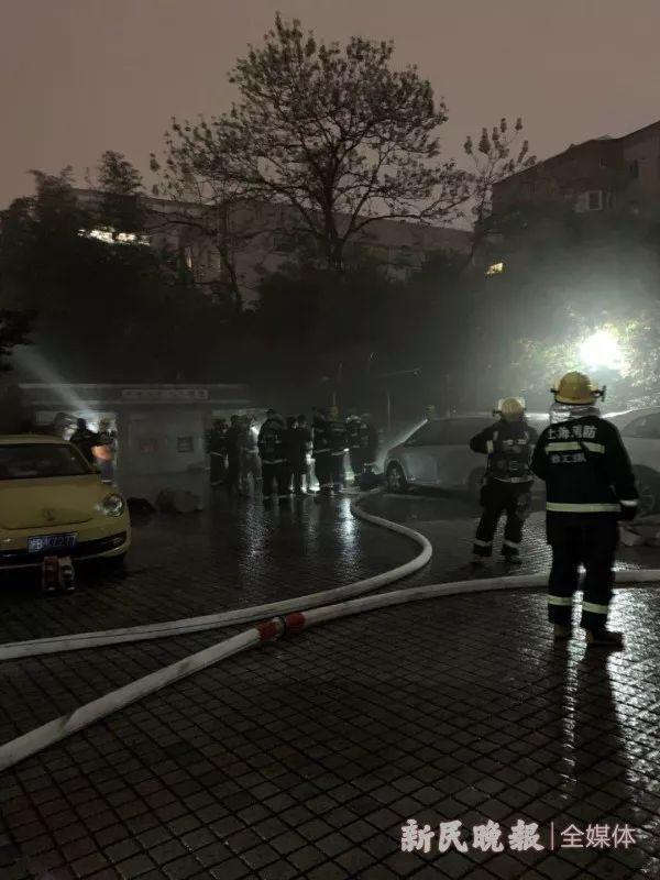 特斯拉回应上海车辆起火事故（上海一特斯拉自燃烧到只剩框架）(2)