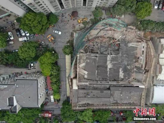 上海发生建筑倒塌事故（上海一建筑坍塌已致7死）(1)