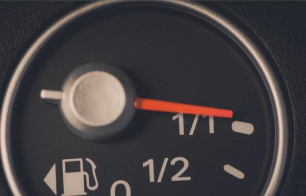 油表灯亮了之后还能开多少公里（当油表灯亮了以后还能行驶多少公里）(2)