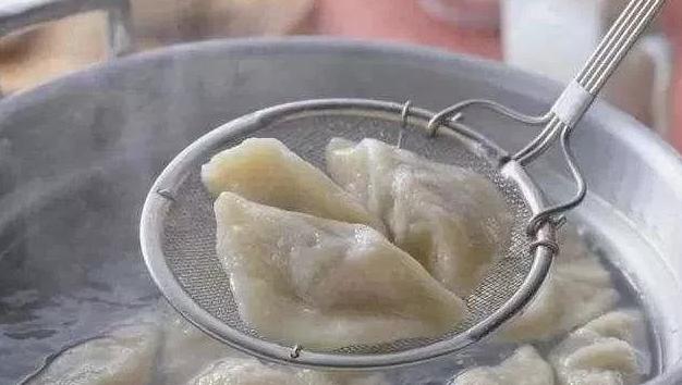 饺子怎么煮最好吃放几次水（万不可水开就下锅）(4)