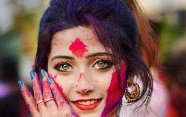 印度最美女孩眼睛颜色（一印度美女因琥珀一样的眼睛走红网络）(1)