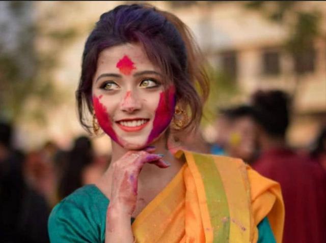印度最美女孩眼睛颜色（一印度美女因琥珀一样的眼睛走红网络）