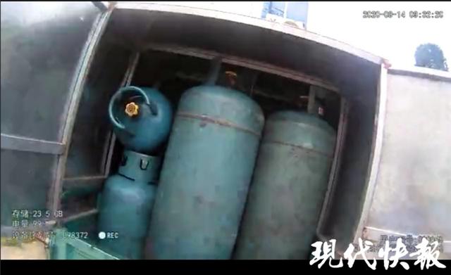 煤气罐放电三轮上安全吗（电三轮里装着16个满满的煤气罐）(1)