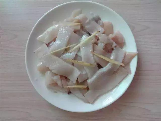 海鲈鱼创意摆盘100种做法（轻松做出鱿鱼花卷）(13)