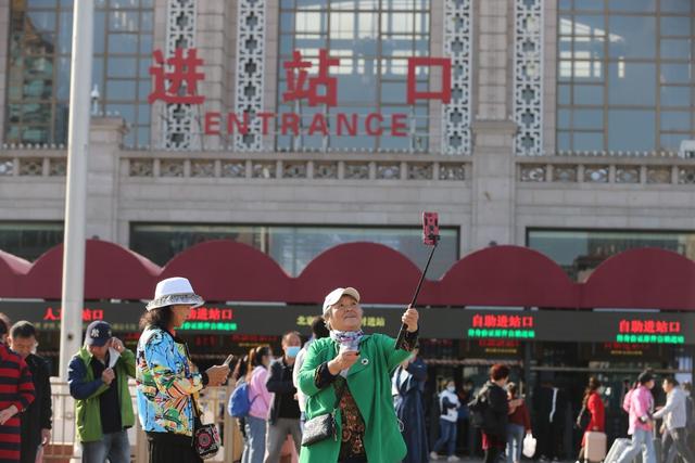 北京南站客运接驳开启春运模式（离京旅客陆续踏上归途）