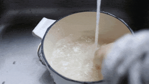 怎样做蒸米饭才能松软（蒸米饭时别只会加清水）(7)